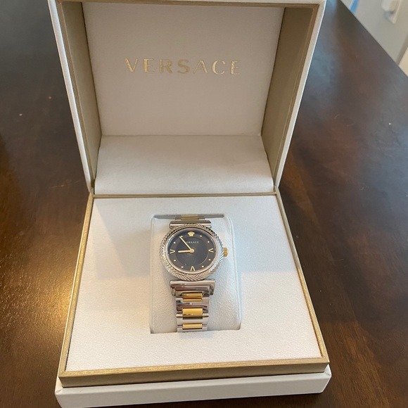 Versace Watch - Picture 3 of 5